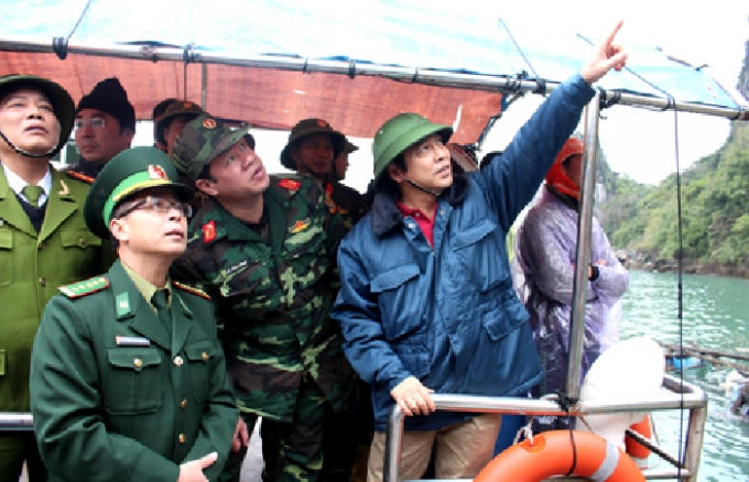 Ông Đặng Huy Hậu, Phó chủ tịch thường trực UBND tỉnh Quảng Ninh chỉ đạo công tác cứu hộ.