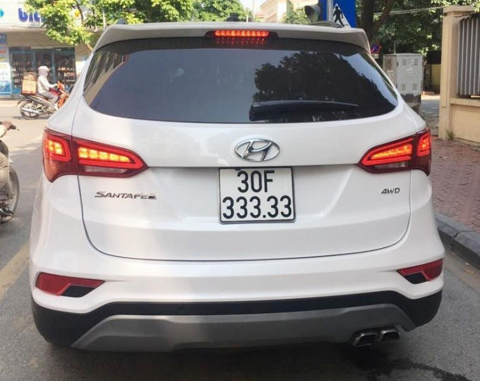 Tháng 8/2018, tại Hà Nội, một khách hàng mua Hyundai SantaFe đời 2018 đã may mắn bốc được biển số ngũ quý 3 siêu khủng 30F-333.33. Chủ chiếc Hyundai SantaFe này đã bốc biển ngẫu nhiên tại Đội đăng ký xe ô tô số 4 (địa chỉ số 2 đường Nguyễn Khuyến, Văn Quán, Hà Đông, Hà Nội). Theo một số thông tin, ngay sau khi bốc được biển số khủng, chủ xe đã rao bán chiếc xe này tới 2,5 tỷ đồng, cao gần gấp đôi so với giá lăn bánh thực tế của chiếc xe. (Ảnh: NĐT)