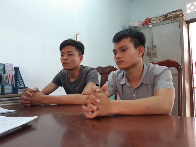 Hai đối tượng tại cơ quan công an.