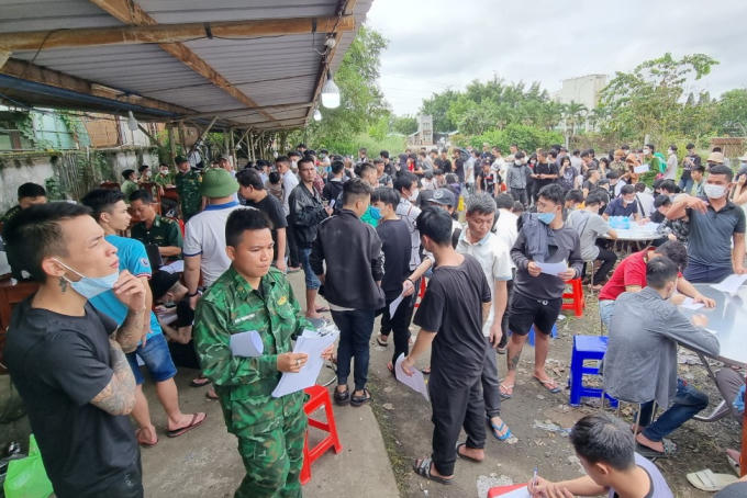 Lao động VN làm việc tại Campuchia chờ làm thủ tục nhập cảnh tại Cửa khẩu Quốc tế Mộc Bài.