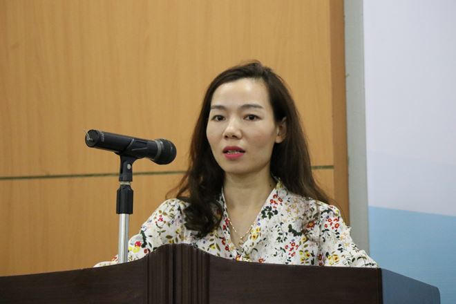 Nhà báo Phạm Thị Tuyết Lan - đại diện cho các học viên phát biểu tại buổi lễ.