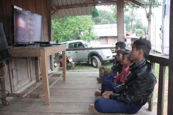 Trẻ em thôn Cu Pua vui vẻ bên chiếc tivi.