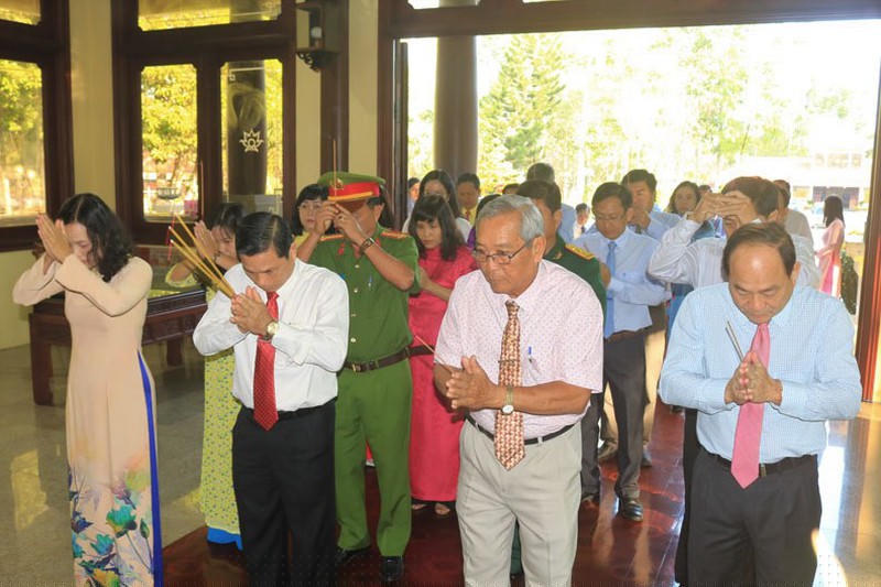 Lãnh đạo TP. Long Xuyên dâng hương tại Khu lưu niệm Chủ tịch Tôn Đức Thắng.