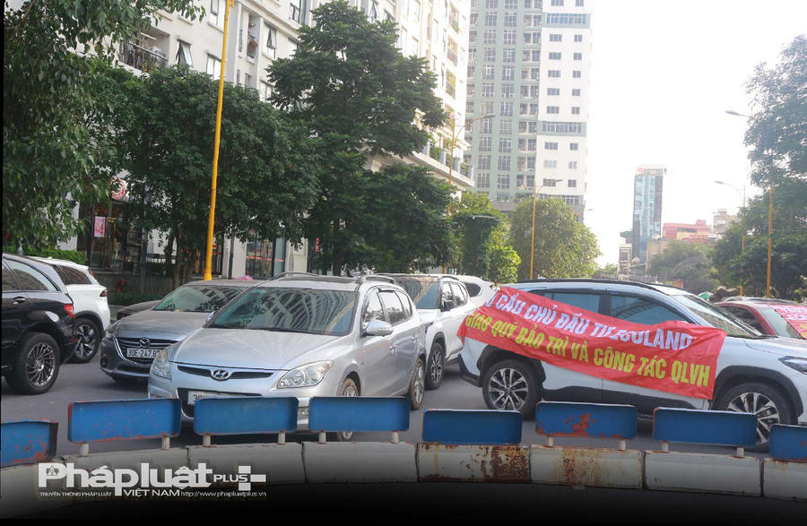 Một băng rôn yêu cầu Chủ đầu tư bàn giao quỹ bảo trì và công tác quản lý vận hành.