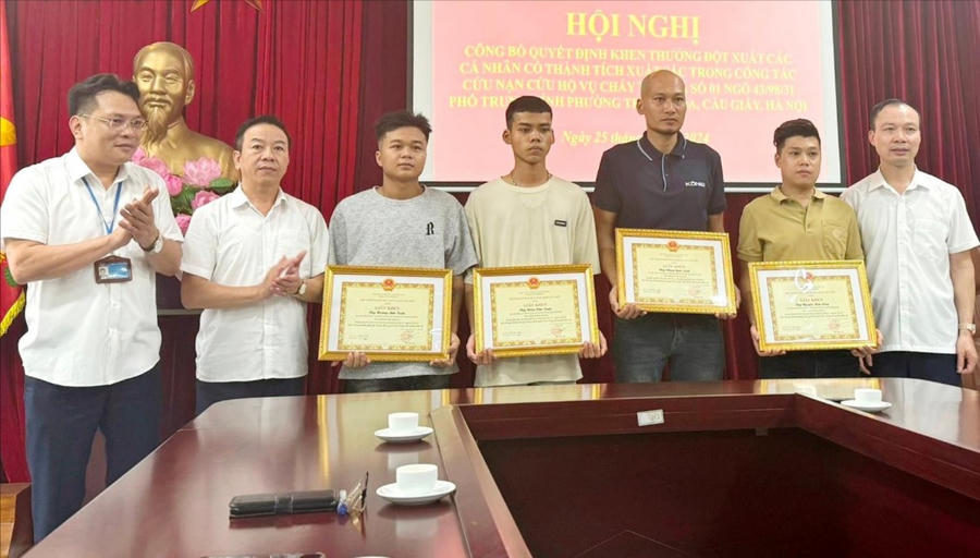 Khen thưởng 4 công dân cứu người trong vụ cháy tại quận Cầu Giấy. (Ảnh: hanoimoi.vn)