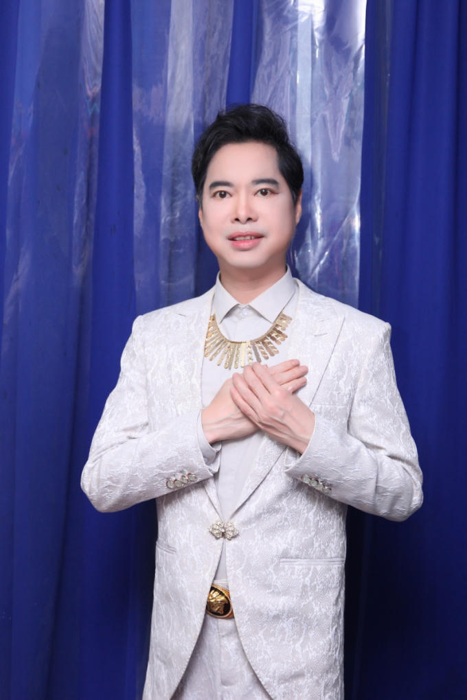 "Ông hoàng nhạc sến" Ngọc Sơn được rất nhiều nghệ sĩ trẻ trân trọng gọi một tiếng "Thầy".