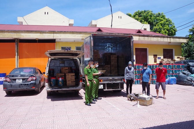 3 đối tượng Kha, Thu, Diện cùng tang vật tại Công an huyện Gia Lộc.