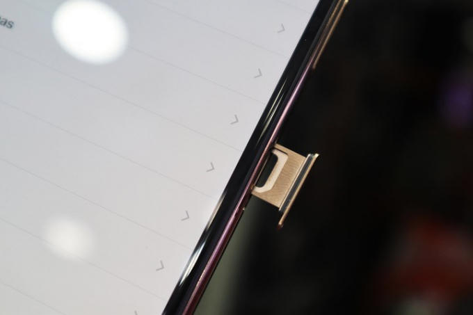 Đáng chú ý, đa số cửa hàng đều tập trung vào sản phẩm XS Max trong khi model XS hiếm khi được nhắc đến. Phiên bản có mặt tại Việt Nam hiện vẫn là loại 1 SIM vật lý, 1 e-SIM. (Ảnh: VnExpress).