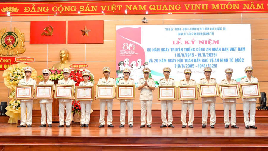 Lãnh đạo Công an tỉnh trao bằng khen của Thủ tướng Chính phủ cho các cá nhân.