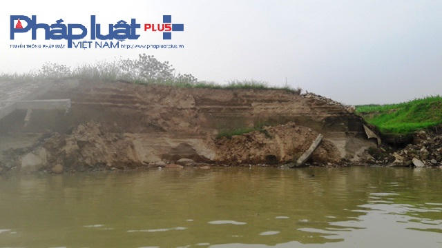 Điểm sạt lở tuyến kè áp trúc là đoạn tiếp giáp điểm 4,5 được UBND tỉnh cấp phép tại Giấy phép số 2449/GP-UBND ngày 10/09/2015 cho Công ty CP khai thác khoáng sản Đông Dương AVA. (ảnh ĐT)