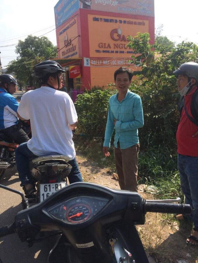 Đối tượng Long (mặc &aacute;o xanh) bị lực lượng hiệp bắt giữ.