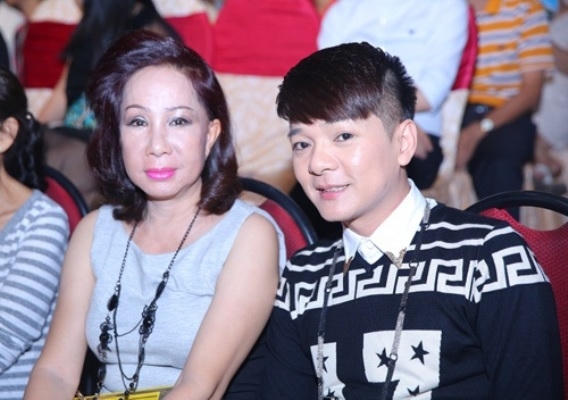 Sau một thời gian dài vắng bóng trong làng giải trí thì Vũ Hà đã kết hôn với Huyền Vân, một người hơn anh 8 tuổi. Ảnh: internet.