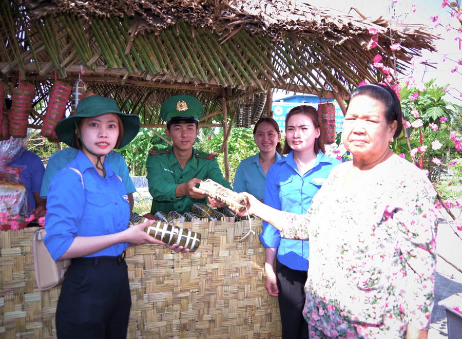 Tỉnh đoàn và BĐBP Cà Mau tặng bánh tét cho người nghèo trên địa bàn.