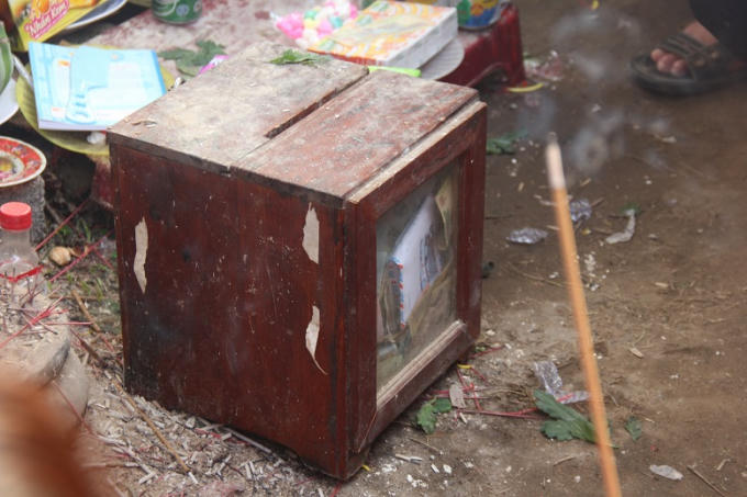 Đặt hòp công đức để cho người dân bỏ tiền cúng.