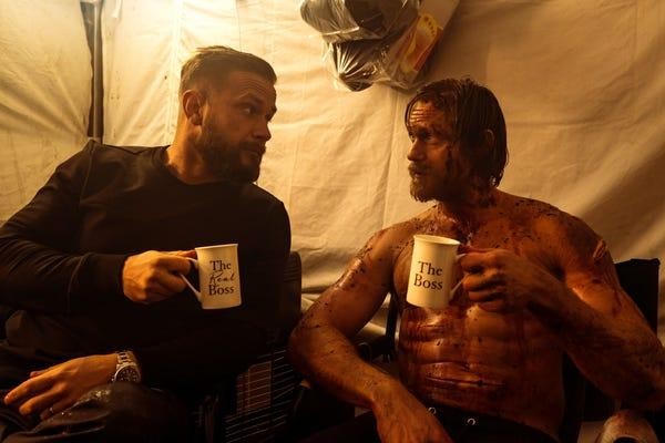 Lygdbäck (trái) và Alex Skarsgård đằng sau trường quay.