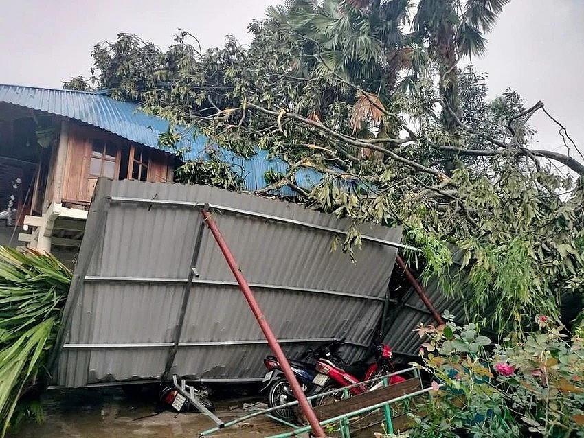 Mưa lớn và dông lốc đã làm sập, tốc mái nhà nhiều hộ dân tại tỉnh Tuyên Quang. (Ảnh: CTV).