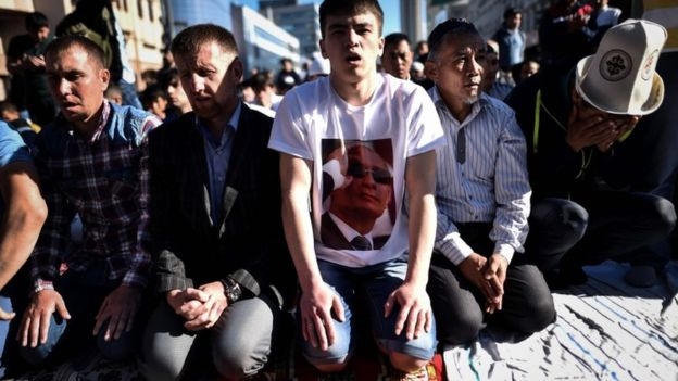 Người Hồi giáo cầu nguyện bên ngoài nhà thờ ở Moscow. (Ảnh: AFP)