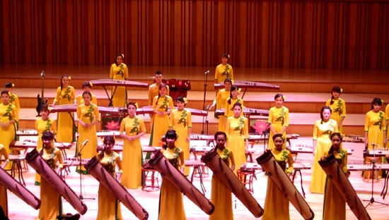 Tiết mục biểu diễn chào mừng trong Lễ trao học bổng