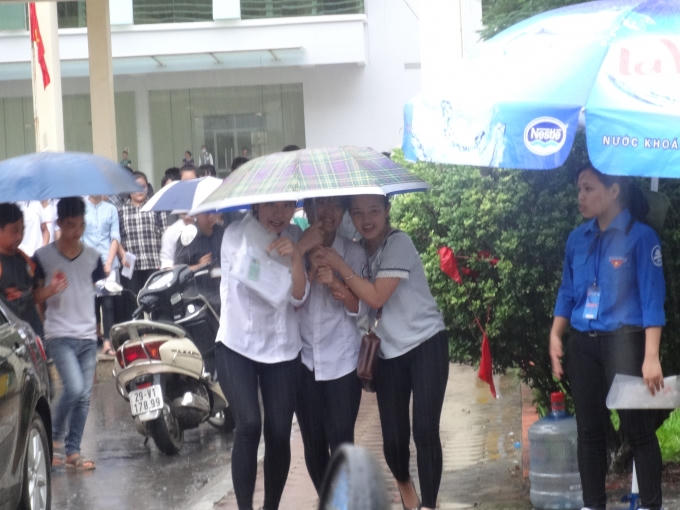 Cơn mưa chiều khiến các bạn thí sinh thêm vất vả.