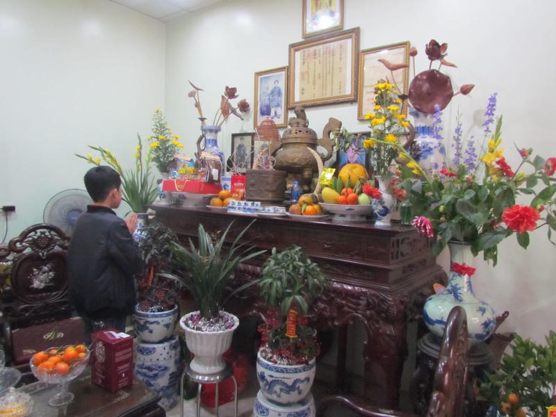 Mỗi gia đình người Việt đều có bàn thờ tổ tiên.
