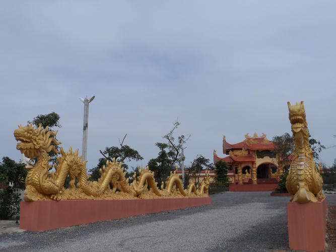 Còn đây là khu lăng mộ của cụ bà Nguyễn Thị Dào (SN 1937, mất 2009), lăng mộ được xây dựng vào đầu năm 2014, đến cuối năm thì hoàn thành.