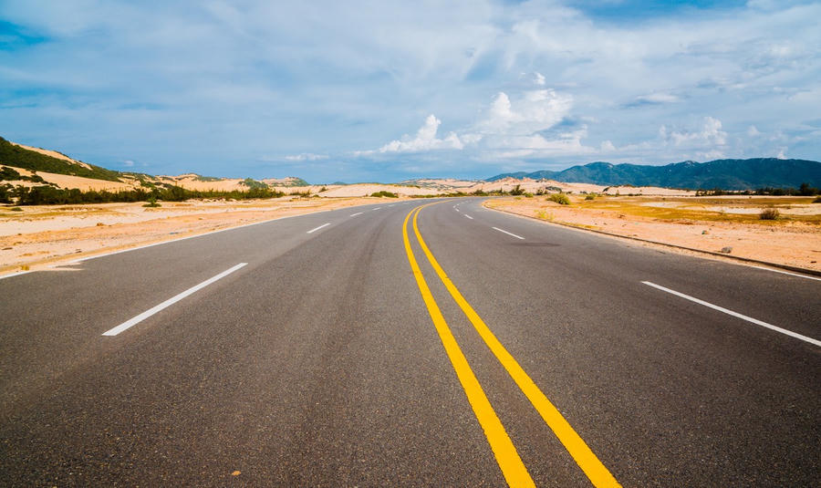 Từ Đầm Môn các bạn có thể lựa chọn tới Cực Đông bằng đường bộ hoặc đường thủy. Tuy nhiên, hầu hết các bạn sẽ lựa chọn phương án di chuyển đường bộ để được ngắm cảnh bên đường