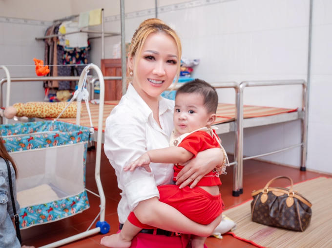 Hoàng Hải My đã có dịp ghé thăm, trao những phần tiền hỗ trợ cùng quà bánh cho các em nhỏ mồ côi, những cụ già neo đơn, không nơi nương tựa ở Mái âm Mây Ngàn (huyện Gò Dầu, tỉnh Tây Ninh).