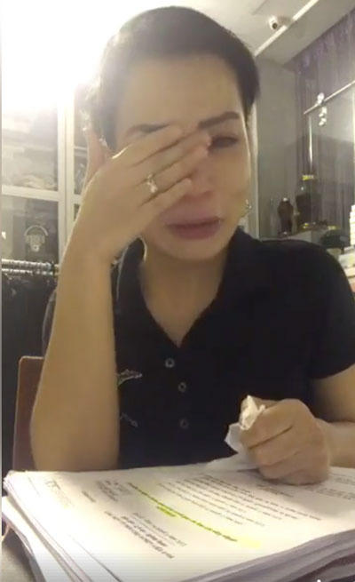 Chị Hồng Nhung người hốc hác, liên tục khóc khi livestream (Ảnh cắt từ clip).