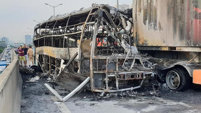 Sau cú va chạm cả 2 xe bị bốc cháy.