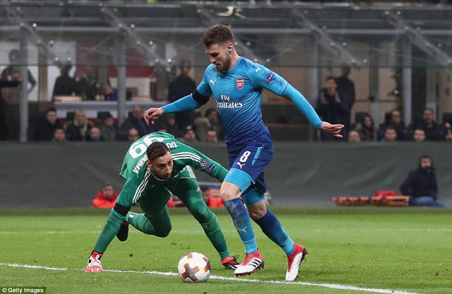 Aron Ramseny trong pha bóng vượt qua Donnarumma để nâng tỷ số lên 2-0. (Ảnh: Getty Images)