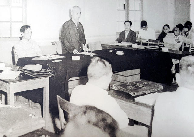 Theo phân công của Ban Chấp hành Trung ương Đảng, đồng chí Lê Duẩn được giao trách nhiệm trực tiếp giúp Chủ tịch Hồ Chí Minh điều hành công việc chung của Đảng; được phân công chỉ đạo chuẩn bị Đề án và dự thảo Nghị quyết về cách mạng miền Nam để đưa ra Hội nghị lần thứ 15 Ban Chấp hành Trung ương Đảng (khóa II) thảo luận và quyết định. Ảnh: Chủ tịch Hồ Chí Minh và đồng chí Lê Duẩn (thứ nhất, bên trái) dự Hội nghị lần thứ 16 Ban Chấp hành Trung ương Đảng mở rộng (khóa II) - Hà Nội, tháng 4/1959.