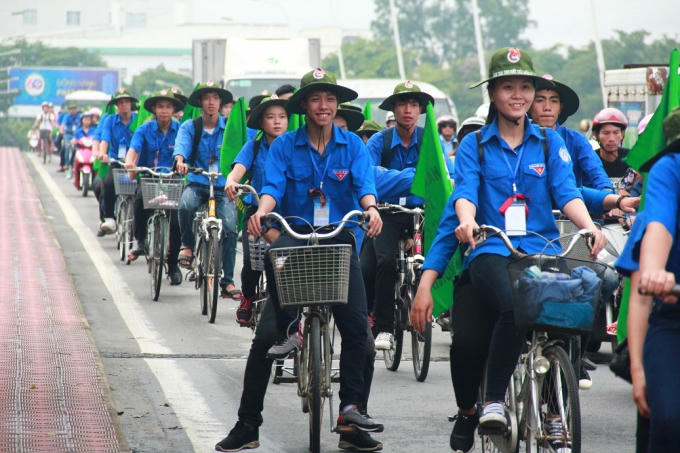 Chuyến hành trình được thực hiện bằng xe đạp, đi qua nhiều địa danh lịch sử.