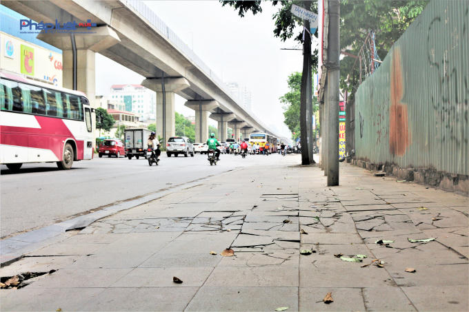 Hơn 1 năm trước, một số tuyến phố ở Hà Nội bắt đầu được lát lại vỉa hè bằng đá tự nhiên có kết cấu bền vững, độ bền 50-70 năm.