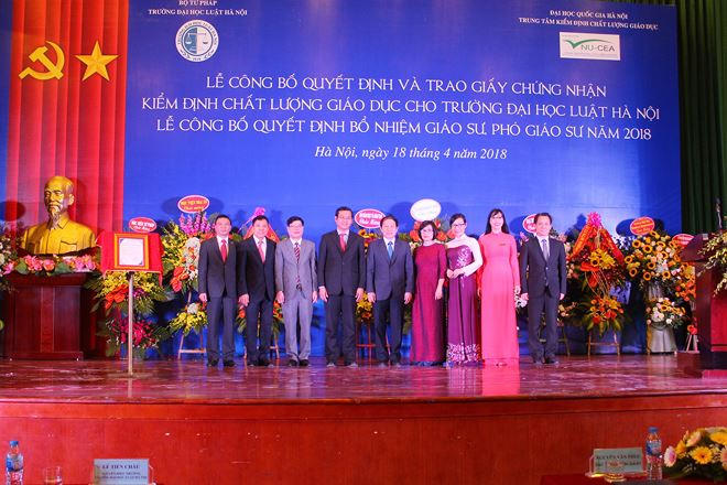 Lãnh đạo Trường Đại học Luật Hà Nội chụp ảnh kỷ niệm cùng đại diện Lãnh đạo một số Bộ, ngành .