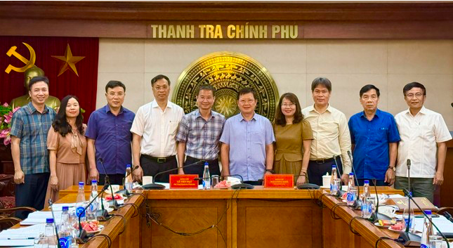 Lãnh đạo hai cơ quan ký kết bàn giao Thanh tra Bộ Tư pháp.