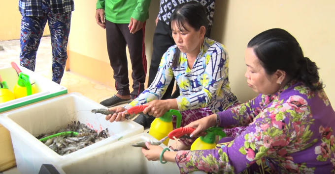 Các đối tượng thực hiện hành vi bơm tạp chất vào tôm