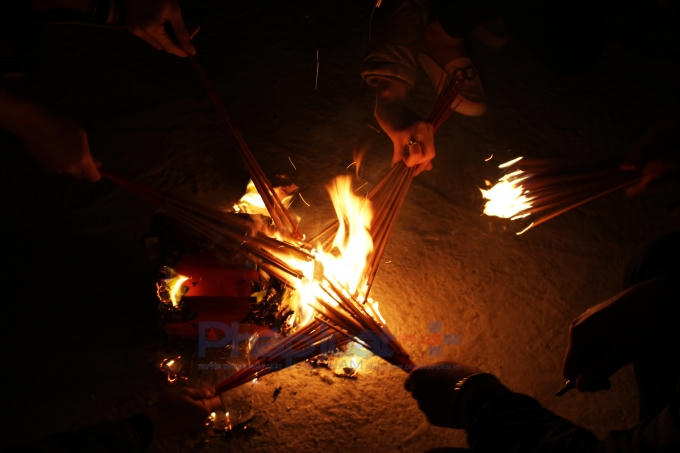 Bằng cách gạt lấy nhóm lửa nhỏ. (Ảnh: Đức Biên)