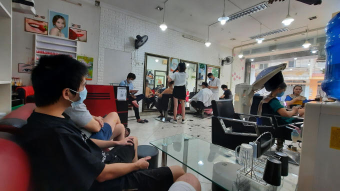 Cả nam và nữ đều tranh thủ đi cắt tóc, làm tóc sau 2 tháng giãn cách.