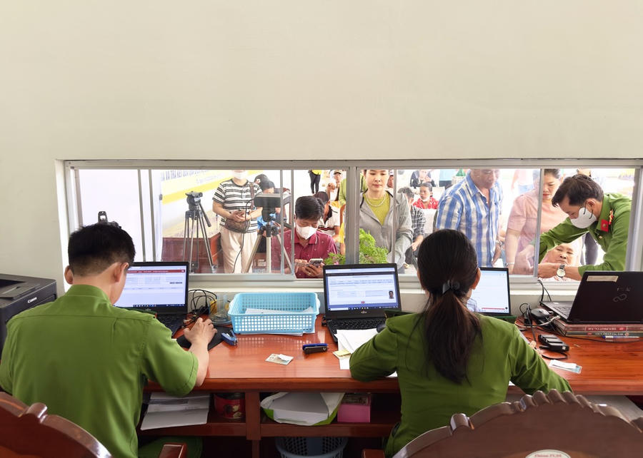 Phòng Cảnh sát quản lý hành chính về trật tự xã hội, Công an tỉnh Bạc Liêu thực hiện quyết liệt các cao điểm về cấp Căn cước, kích hoạt tài khoản định danh điện tử, giải quyết thủ tục qua dịch vụ công trực tuyến.