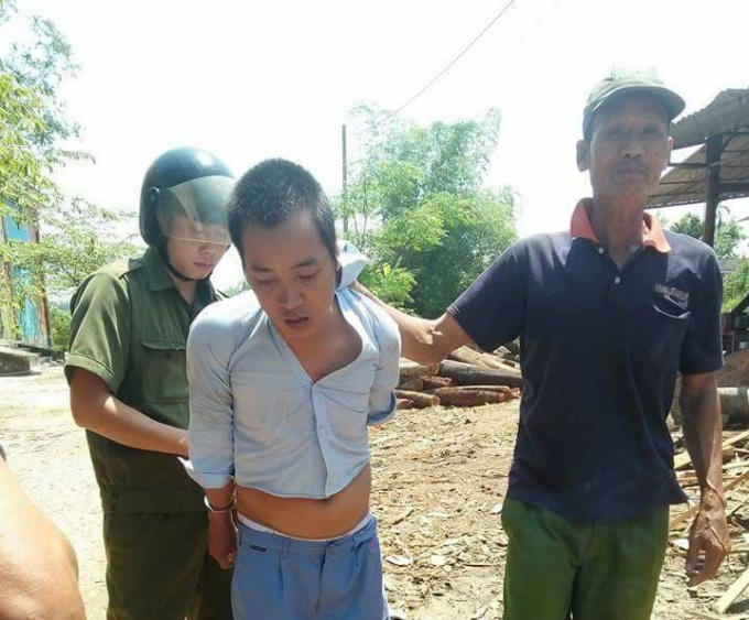 Trương Văn Nghĩa (áo màu trắng) bị bắt giữ.