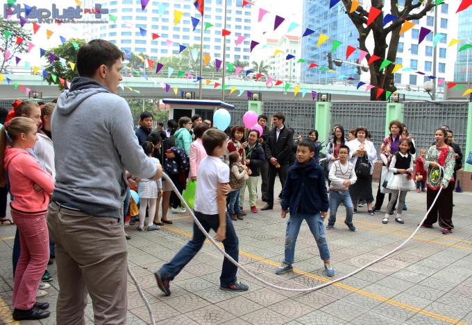 Trò nhảy dây thu hút trẻ em hơn. (Ảnh: Đức Biên)