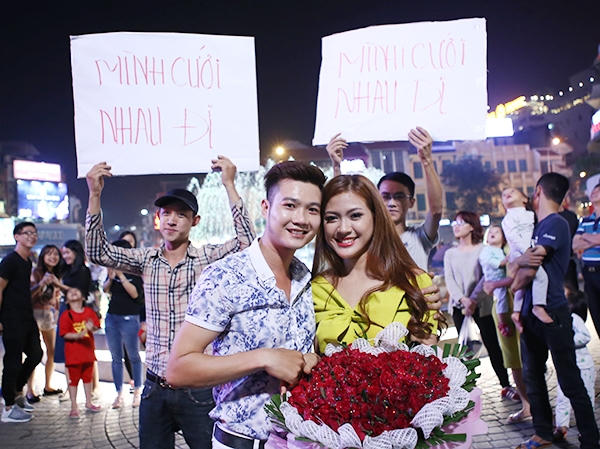 Màn tỏ tình lãng mạn thu hút hàng trăm người xem ngay giữa trung tâm Thủ đô.