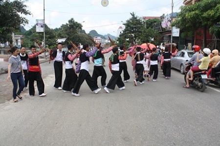 Người H' Mông tập duyệt văn nghệ chào mừng Tết.