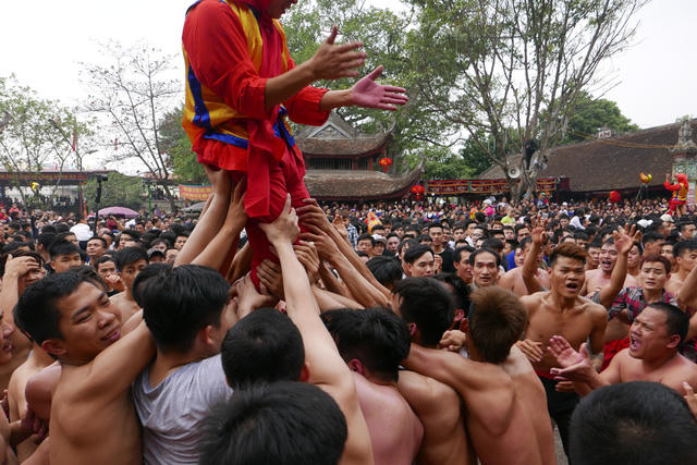 Đây cũng là lúc các trai đinh phô diễn sức mạnh tập thể. Nhiệm vụ của họ giữ vững ông đám trên cao, vừa đưa ông đám di chuyển quanh sân, vừa liên tục hô vang các khẩu hiệu mạnh mẽ.