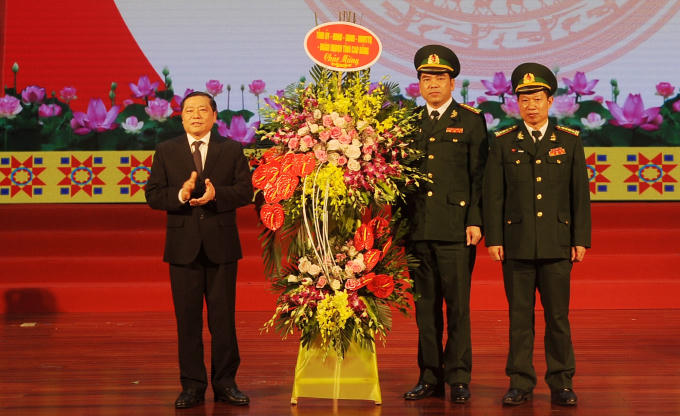 Bí thư Tỉnh ủy Cao Bằng Lại Xuân Môn tặng hoa chúc mừng lực lượng Bộ đội Biên phòng Cao Bằng.