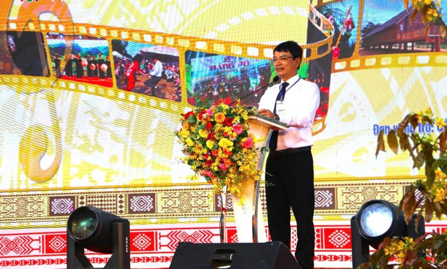 Ông Đặng Gia Duẩn- Phó Bí thư Thị ủy, Chủ tịch UBND thị xã Buôn Hồ hát biểu khai mạc trại sáng tác. Ảnh: Duy Hòa