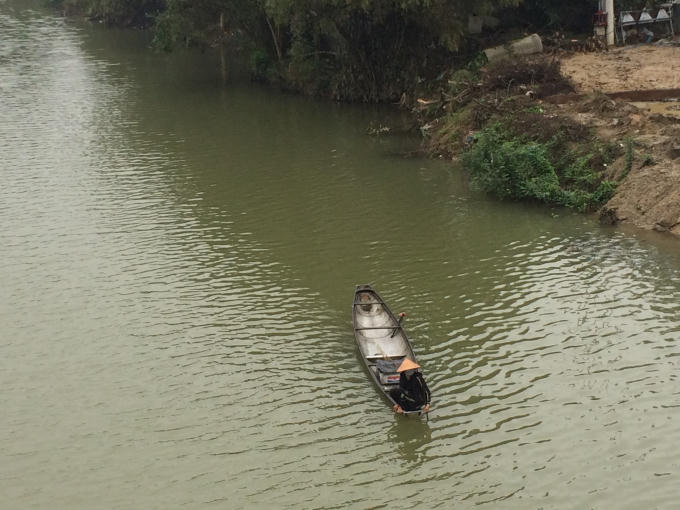 Rét buốt chèo ghe thả lưới dưới sông (Ảnh: Thân Hiền)