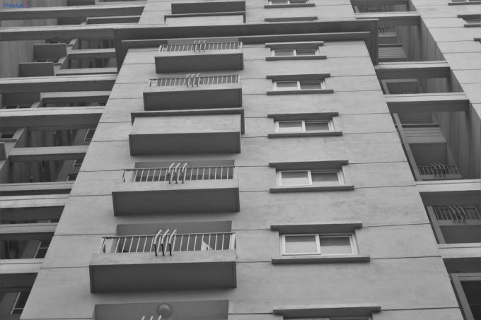 Được đánh giá là có địa thế "vàng", Tòa nhà này một mặt giáp đường Đại Cồ Việt, mặt còn lại trông ra đường Tạ Quang Bửu, thuận tiện cho việc di chuyển. Tuy nhiên kể từ khi hoàn thiện đến nay vẫn "ế khách".