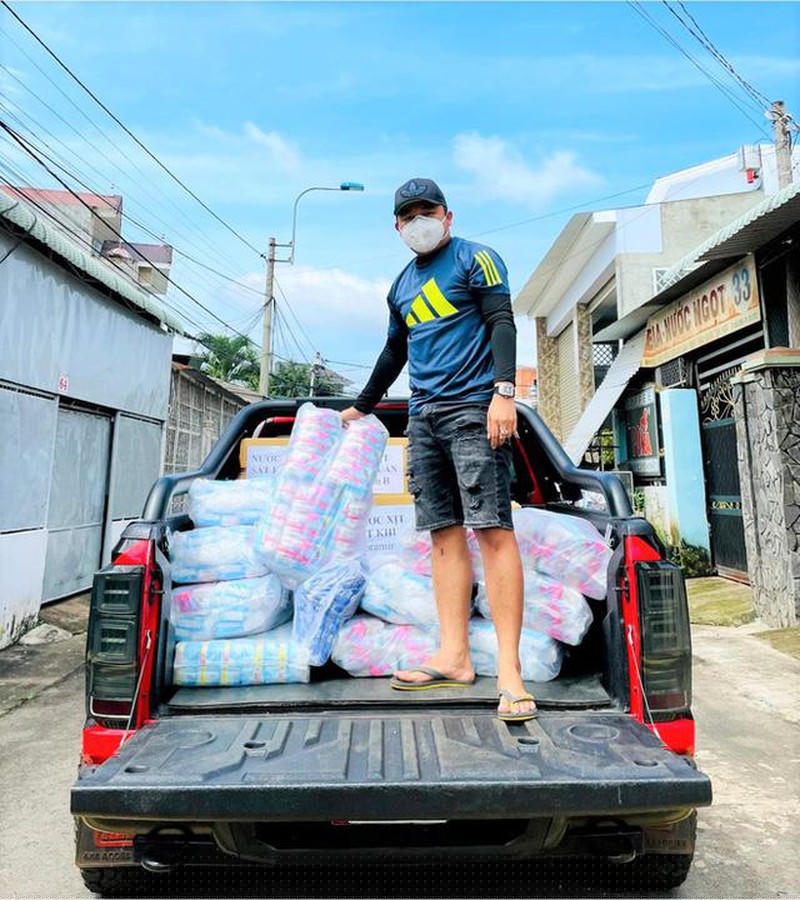 Anh Trọng ở Đồng Nai chở quà đến tặng cho chị em tại các khu cách ly.