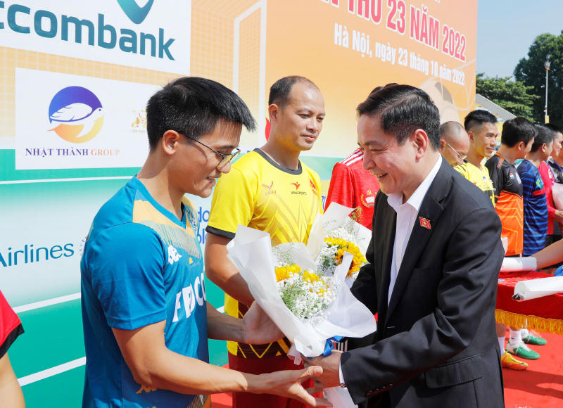 Tổng Thư ký Quốc hội, Chủ nhiệm Văn phòng Quốc hội Bùi Văn Cường trao hoa và cờ lưu niệm tặng đại diện các đội bóng tham dự Giải.